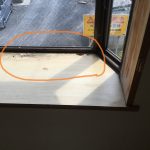 洋室　出窓　天板剥がれ箇所補修　フロアタイル貼りにて